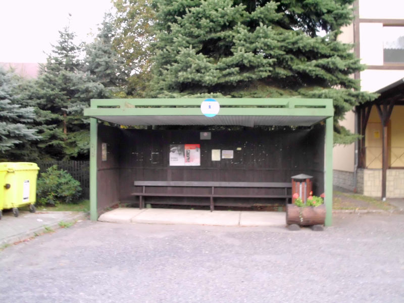 Zastavka Srbska Kamenice posta detail.jpg