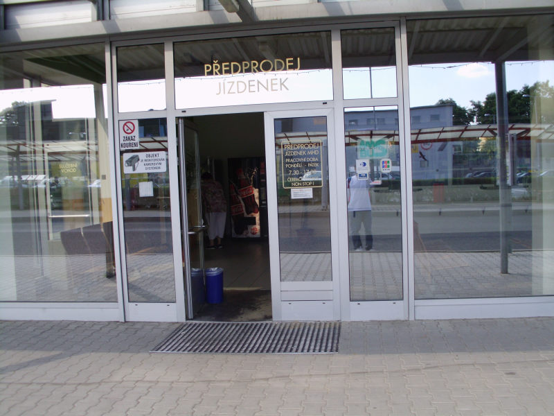 Zastavka Decin autobusove nadrazi pokladna.jpg