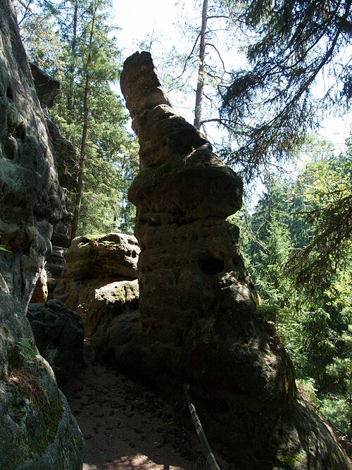 Soubor:Kyjovské údolí - skalní útvary.jpg