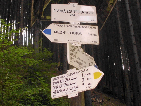 Rozcestnik Divoka souteska rozcesti tabule.jpg