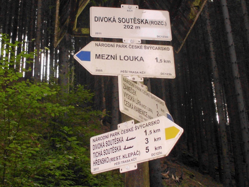 Soubor:Rozcestnik Divoka souteska rozcesti tabule.jpg
