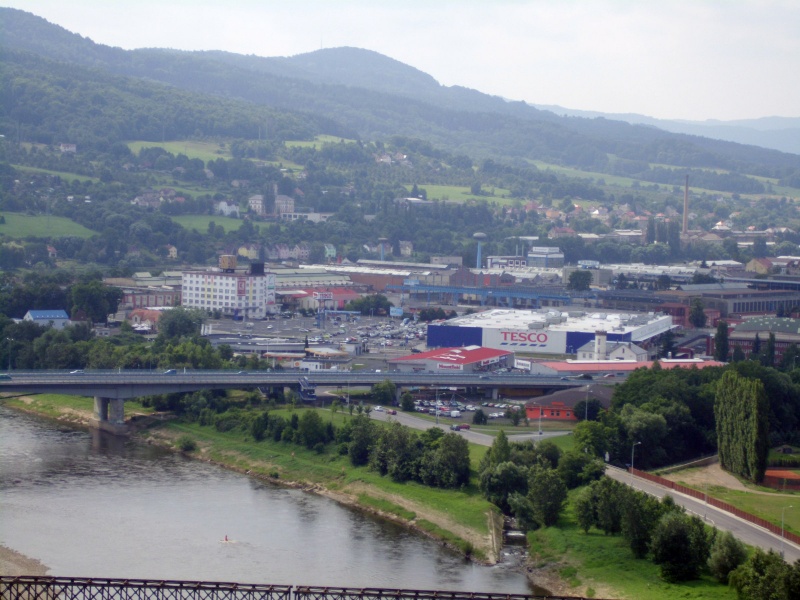 Soubor:Decin Tesco hypermarket a okoli.jpg