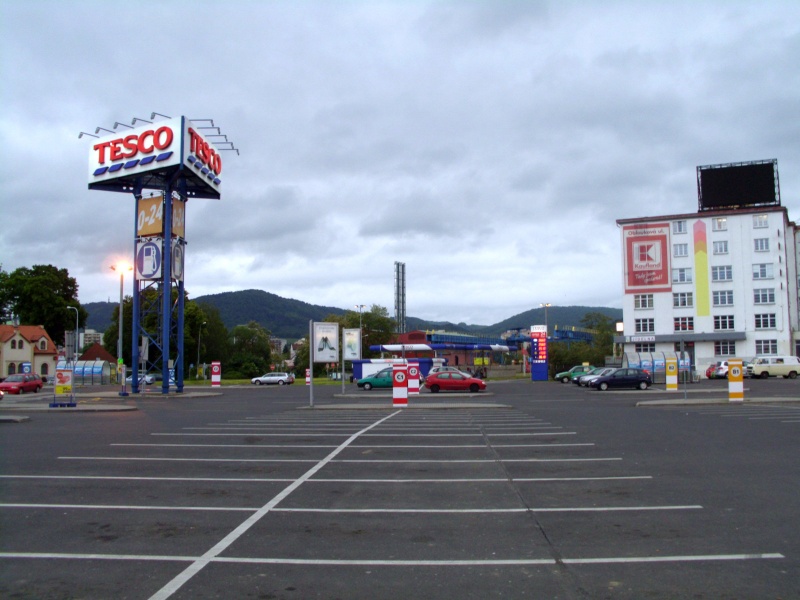 Soubor:Hypermarket Tesco Decin parking.jpg