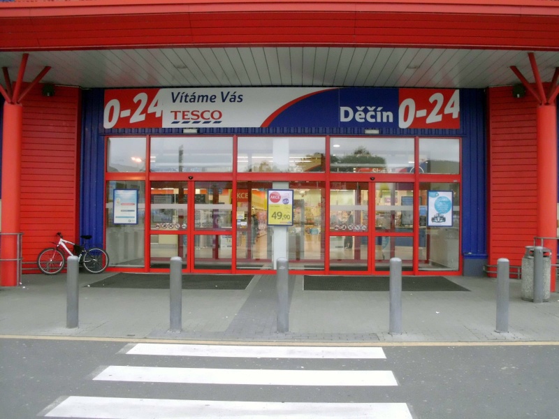 Soubor:Hypermarket Tesco Decin vchod.jpg
